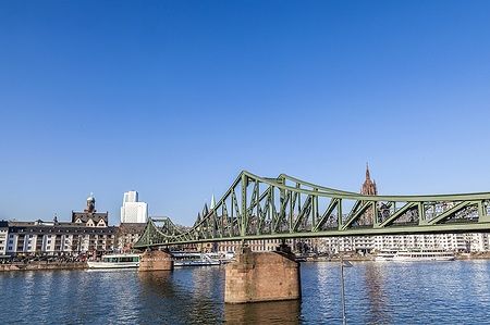Ponte di ferro Eiserner Steg a Francoforte sul Meno sotto un cielo azzurro.