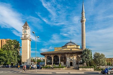 Moschea di Et'hem Bey e Torre dell'Orologio a Tirana in una giornata soleggiata.
