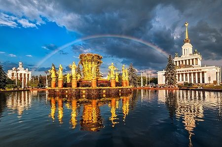 Fontana d'Oro e arcobaleno al Centro Espositivo Nazionale di Mosca.