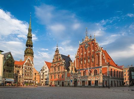 House of the Blackheads a Riga sotto un cielo azzurro.