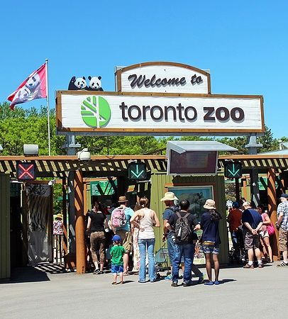 Ingresso principale dello zoo di Toronto con visitatori in fila per i biglietti.