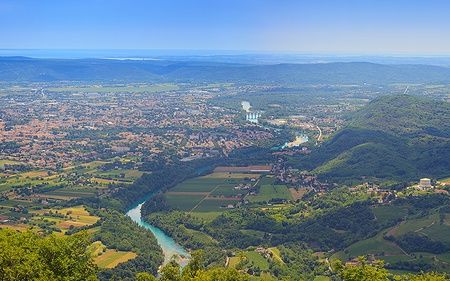 Vista del fiume Isonzo da Sabotin, con Gorizia e Nova Gorica sullo sfondo.