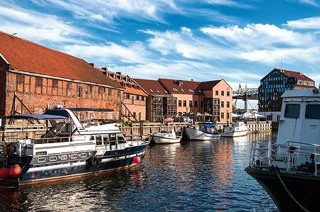 Barche ormeggiate nel fiume Danė nel centro storico di Klaipeda, Lituania.