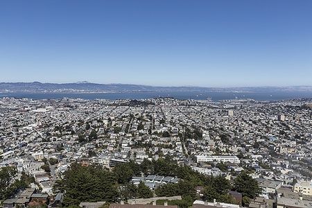 Vista panoramica del Mission District di San Francisco con la baia in lontananza.