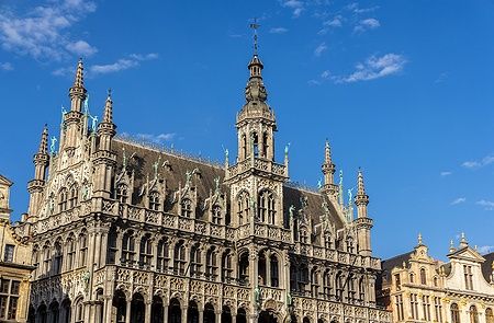 Il municipio di Bruxelles con cielo blu sullo sfondo.