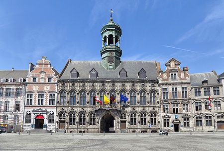 Municipio di Mons in stile gotico con campanile rinascimentale sulla Grand Place.