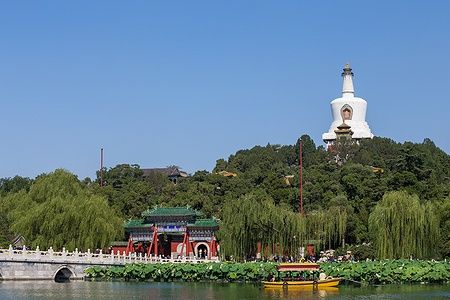 Pagoda Bianca nel Parco Beihai di Pechino, vista dal lago con una barca.