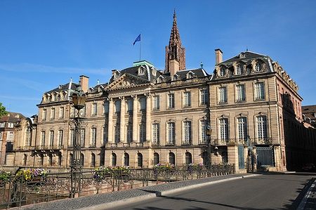 Il Palazzo Rohan a Strasburgo, un imponente edificio storico in Alsazia sotto un cielo azzurro.