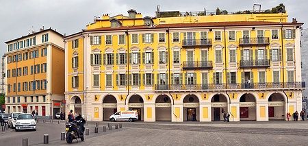 Edifici colorati a Place Garibaldi, Nizza, Francia.