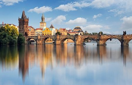 Ponte Carlo a Praga riflesso nel fiume Moldava in una giornata serena.