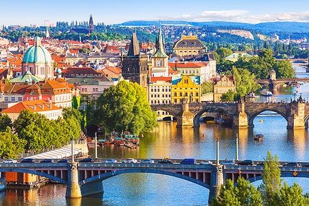 Vista aerea dei ponti di Praga con il Ponte Carlo e il fiume Moldava.