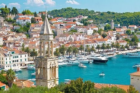 Veduta aerea del porto di Hvar, Dalmazia, Croazia, con barche e campanile.