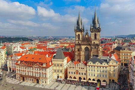Veduta aerea di Piazza della Città Vecchia a Praga con la Chiesa di Santa Maria di Týn.