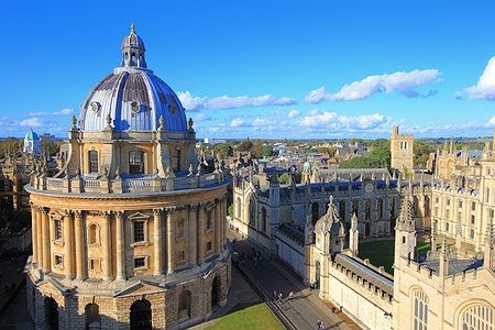 Radcliffe Camera e All Souls College visti dalla torre di St Mary a Oxford.