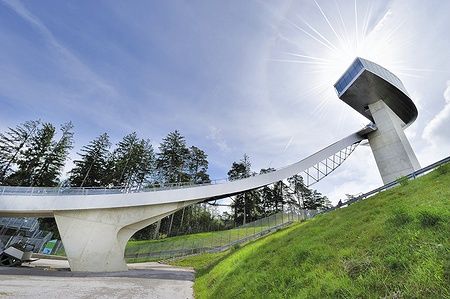 Rampa di salto con gli sci allo stadio olimpico di Innsbruck, con design moderno.