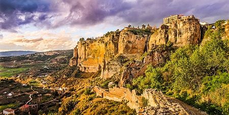 Vista panoramica di Ronda al tramonto con scogliere spettacolari.