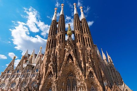 La Sagrada Familia a Barcellona con guglie e cielo azzurro.