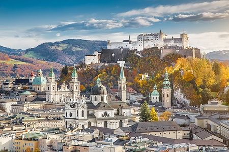 Veduta aerea della città storica di Salisburgo con il castello di Hohensalzburg.