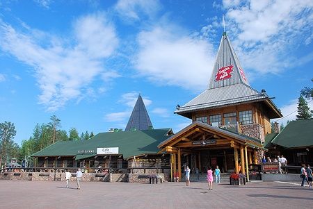 Edifici del Santa Claus Village a Rovaniemi, Finlandia, in una giornata estiva.
