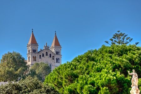 Santuario della Madonna di Montalto a Messina tra verde e statue.