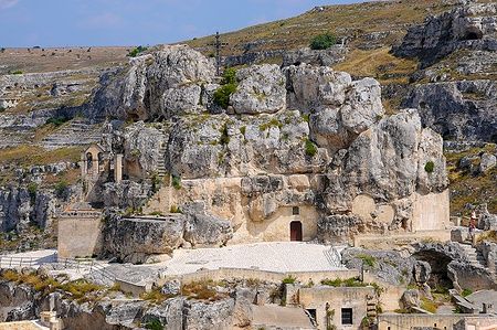 Sassi di Matera, con case scavate nella roccia calcarea in un paesaggio storico.