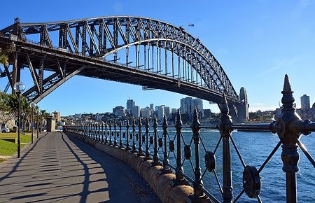 Sydney Harbour Bridge e ringhiera visti da Dawes Point Park in una giornata di sole.