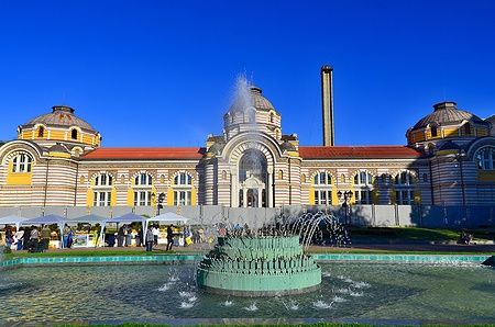 Le Terme Pubbliche Centrali di Sofia con fontana e cielo blu.