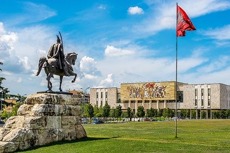 Monumento a Skanderbeg e Museo Nazionale di Storia a Tirana, Albania.