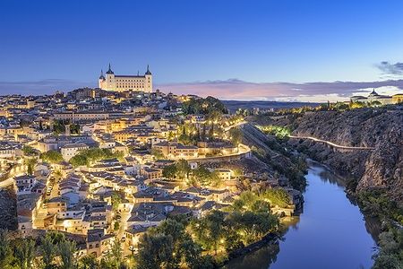 Lo skyline di Toledo in Spagna all'alba con il fiume Tago.