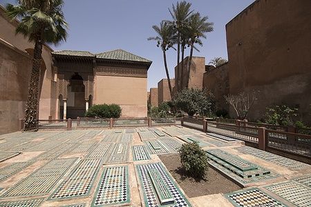 Tombe Saadiane a Marrakech con maioliche e marmi nel cortile.