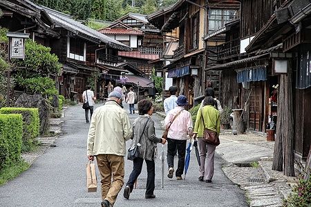 Persone che passeggiano nel villaggio storico di Tsumago, Giappone.