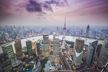 Veduta aerea di Pudong a Shanghai con grattacieli al tramonto.