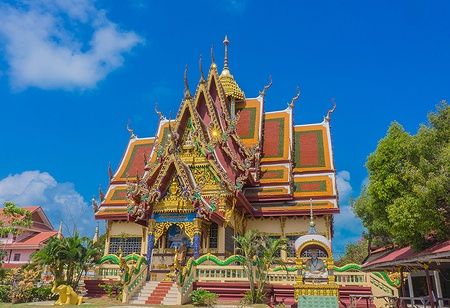 Tempio Wat Plai Laem a Koh Samui, Thailandia, con dettagli architettonici colorati.