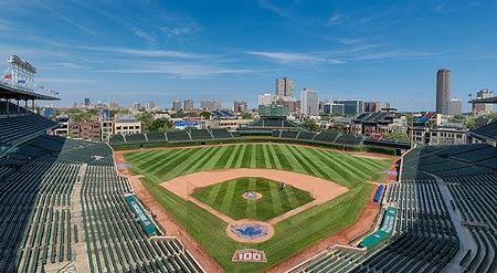 Vista del Wrigley Field vuoto dalla tribuna stampa a Chicago, Illinois.