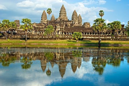 Angkor Wat riflesso nel lago a Siem Reap, Cambogia.