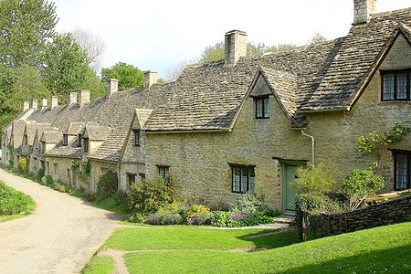 Case in pietra di Arlington Row a Bibury immerse nella campagna inglese.