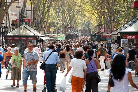 Folla che cammina lungo La Rambla a Barcellona in estate.