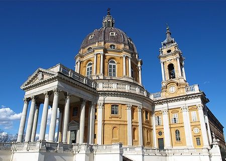 La Basilica di Superga a Torino con cielo azzurro.