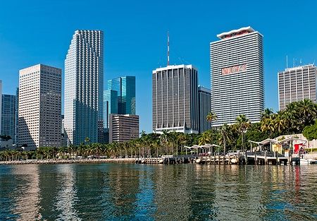 Vista di downtown Miami con Bayfront Park da Biscayne Bay.