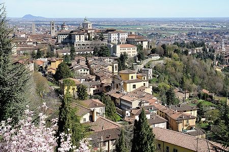 Vista panoramica di Bergamo Alta con tetti e chiese in primavera.