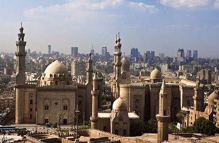 Skyline del Cairo con la Moschea-Madrasa del Sultano Hassan in primo piano.