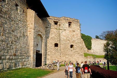 Il castello di Eger in Ungheria con visitatori nel cortile soleggiato.