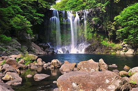 Cascata Cheonjiyeon a Jeju Island in primavera con acqua cristallina.