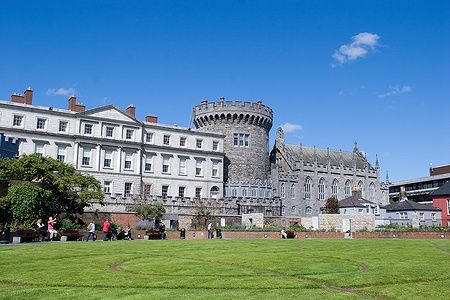 Dublin Castle a Dublino con prato verde e cielo azzurro.