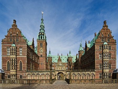 Castello di Frederiksborg vicino a Copenaghen sotto un cielo blu.