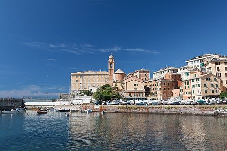 Vista sul porto e le case colorate di Genova Nervi, Italia.