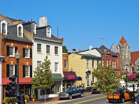 Strada di Georgetown, Washington DC, con edifici storici e auto parcheggiate.