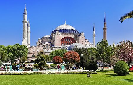 Hagia Sophia a Istanbul vista da un giardino fiorito.