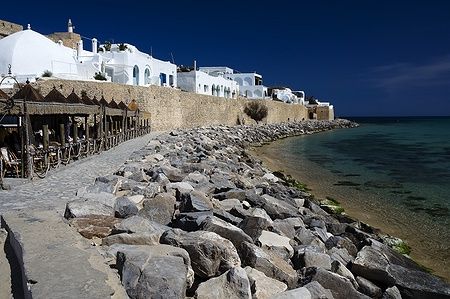 Costa di Hammamet in Tunisia con case bianche e mare limpido.