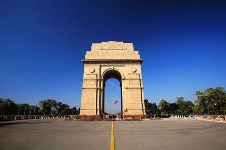 India Gate a Nuova Delhi sotto un cielo azzurro.